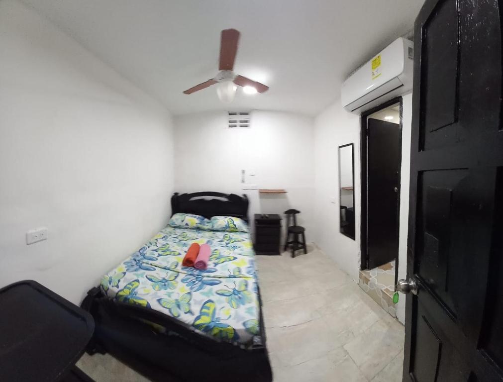 Postel nebo postele na pokoji v ubytování HOSTAL EL BALCONCITO