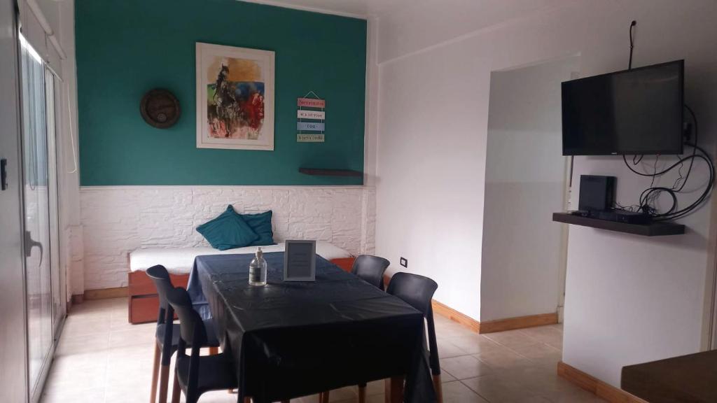 ein Esszimmer mit einem Tisch und ein Zimmer mit einem Bett in der Unterkunft Lo de Juan in Mar del Plata