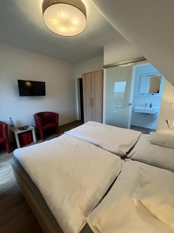 Postel nebo postele na pokoji v ubytování Hotel Clemens