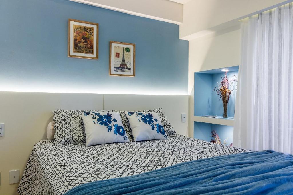 1 dormitorio con 1 cama con paredes azules en Apartamento Lindo e Aconchegante - Av. Beira Mar, en Fortaleza