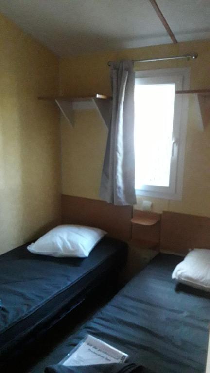 Posteľ alebo postele v izbe v ubytovaní Mobil Home camping 3*** piscine chauffée
