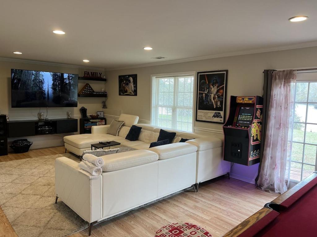 Cozy Lake House near Atlanta sits on Private Lake - Housity
