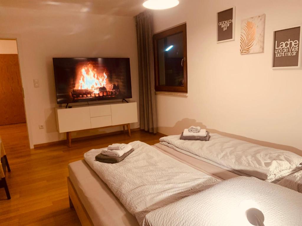 Ліжко або ліжка в номері FELIX LIVING 4, modern & cozy 2 Zimmer Wohnung, Balkon, Parkplatz