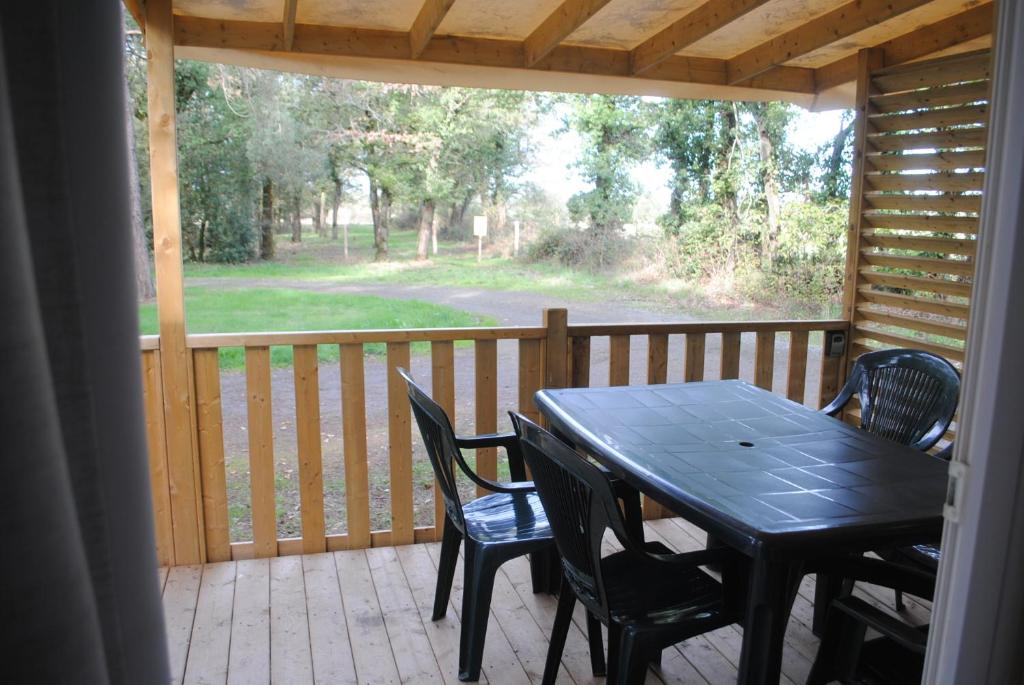 Vonkajšia záhrada v ubytovaní Mobil Home camping 3*** piscine chauffée