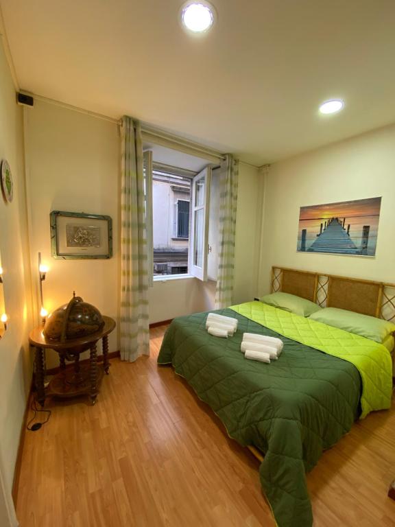 ナポリにあるAngy's Houseのベッドルーム1室(ベッド2台、テーブル、窓付)