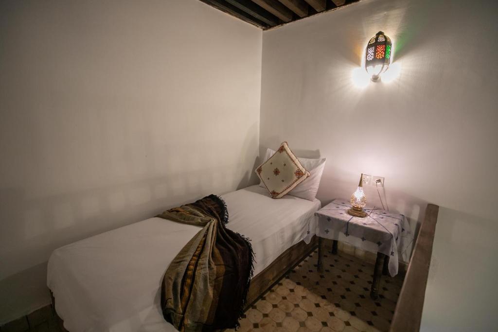 Postel nebo postele na pokoji v ubytování Riad Dar Hidaya Fes