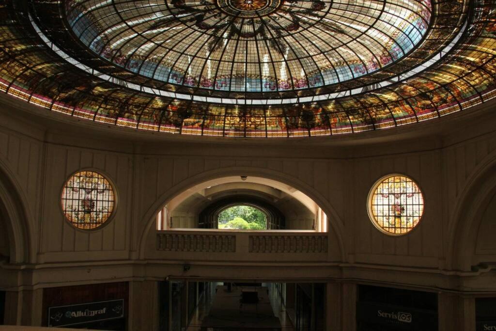 un edificio con techo con cúpula de cristal en 2 habitaciones y sala Histórico Edificio Pleno Centro en Mendoza