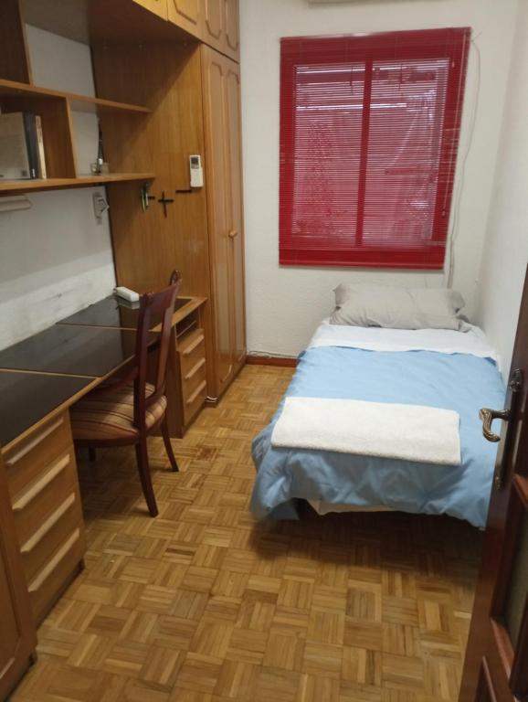a small room with a bed and a desk at Habitación Centro Only Mens in Madrid