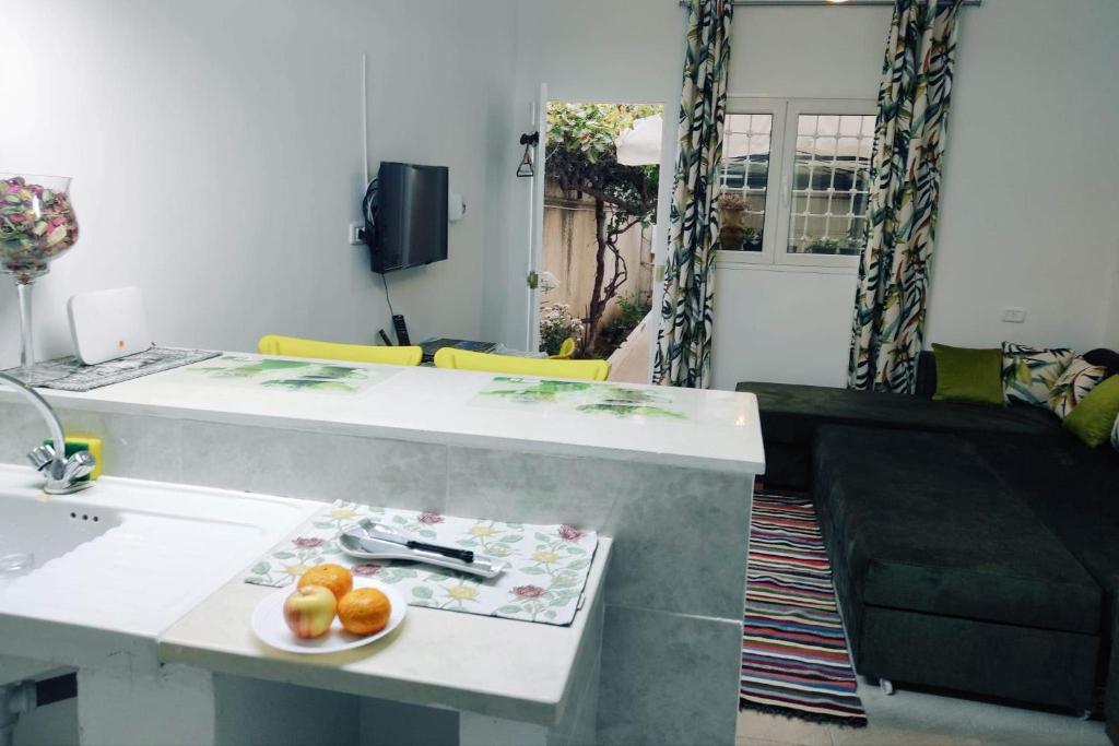 una habitación con una mesa con un plato de fruta. en Studio, quartier calme 10 min de l'aéroport Tunis Carthage , cité la Gazelle, près du Technopark, en Jafar