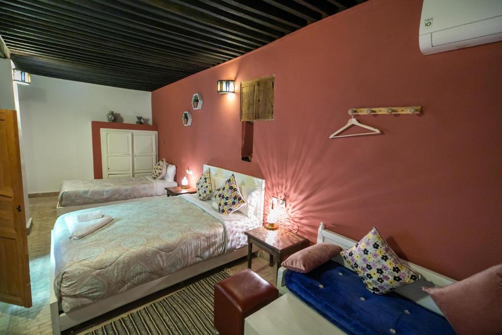 Postel nebo postele na pokoji v ubytování Riad Dar Hidaya Fes