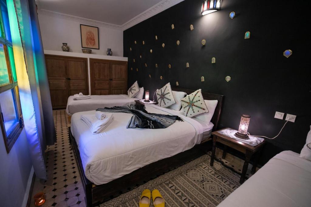 Postel nebo postele na pokoji v ubytování Riad Dar Hidaya Fes