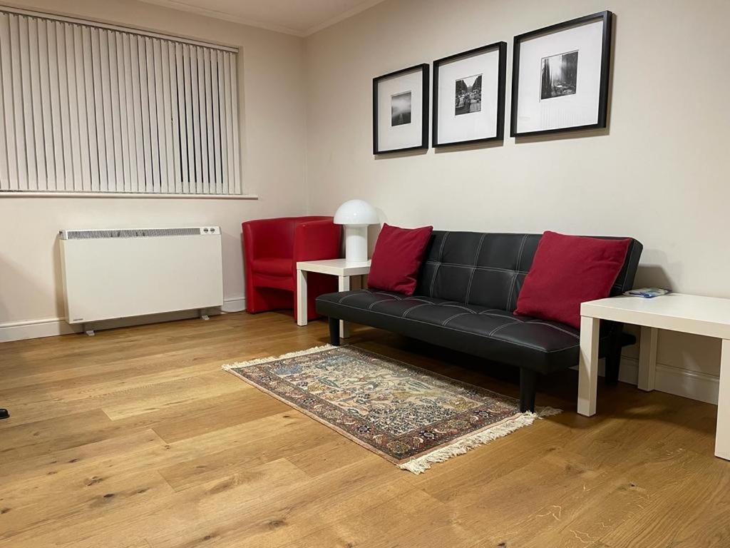 Svetainės erdvė apgyvendinimo įstaigoje Morden flat close to DLR station with free parking