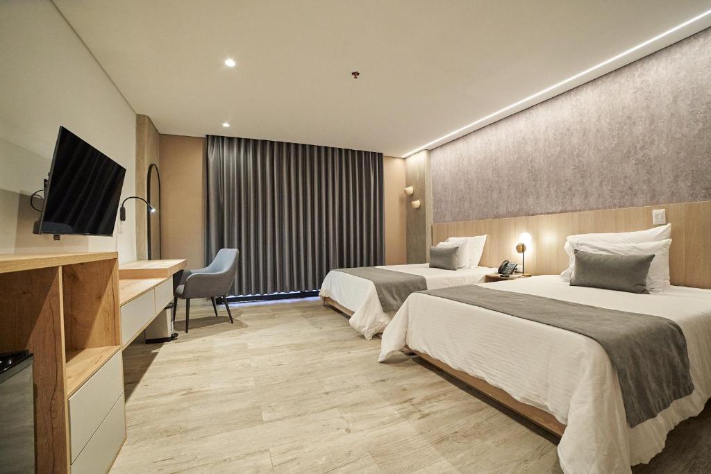 Postel nebo postele na pokoji v ubytování Eutopiq Hotel
