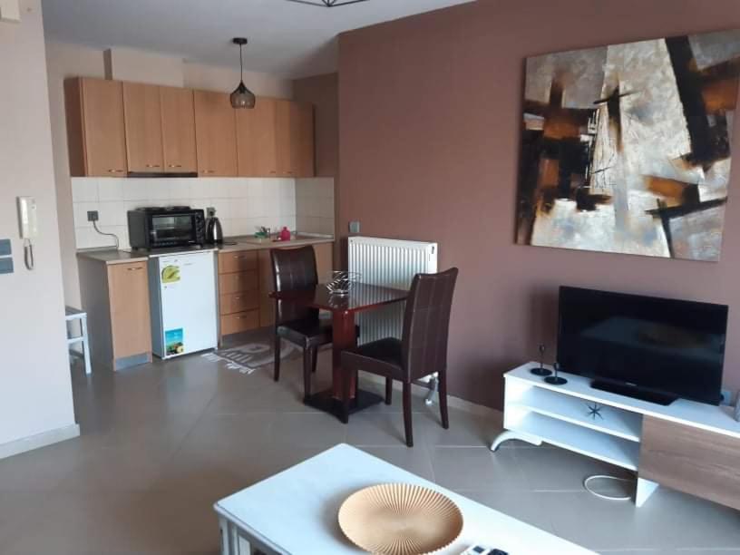 Kuchyňa alebo kuchynka v ubytovaní Εclectic Apartment 8fr (free parking)