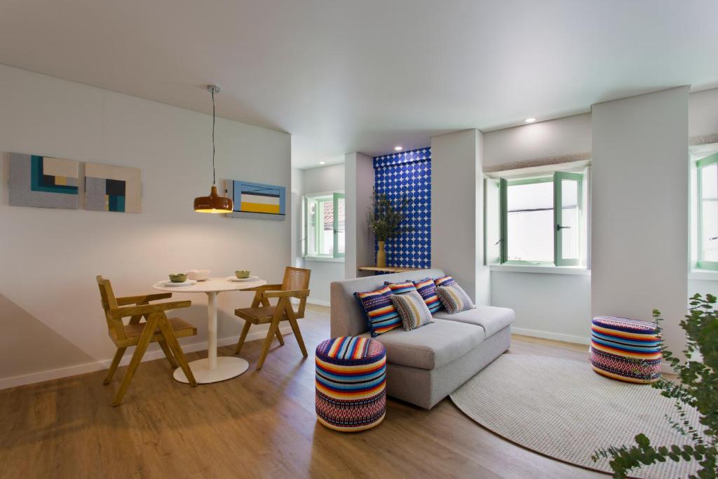 uma sala de estar com um sofá e uma mesa em Boutique Rentals- SEA Breeze Apt em Porto