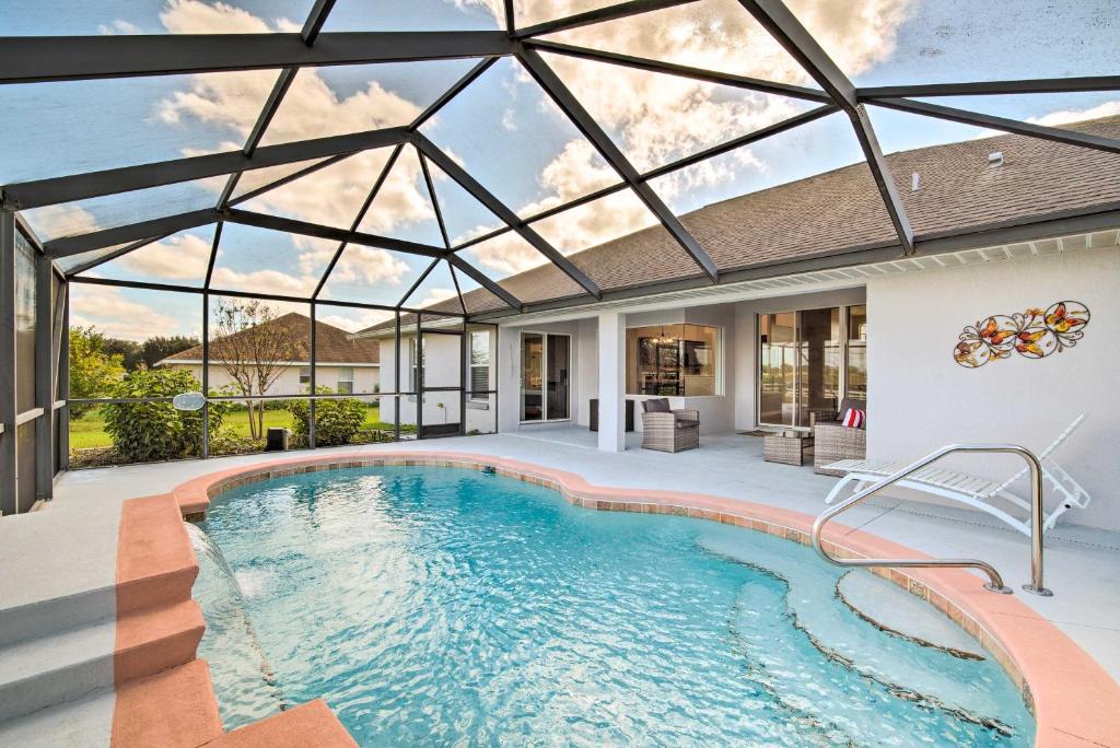 een zwembad in een huis met een glazen plafond bij Spacious Ocala Home with Lanai and Private Pool! in Ocala Ridge