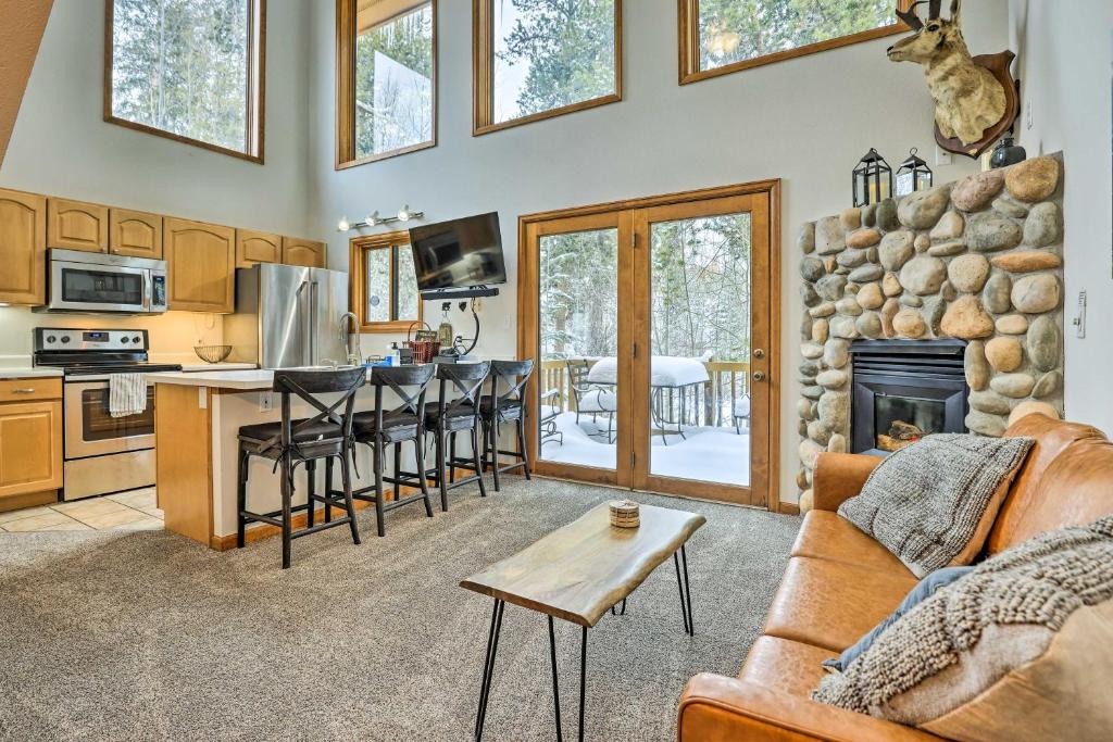 Η κουζίνα ή μικρή κουζίνα στο Steps to Grand Lake The Innlet Condo!