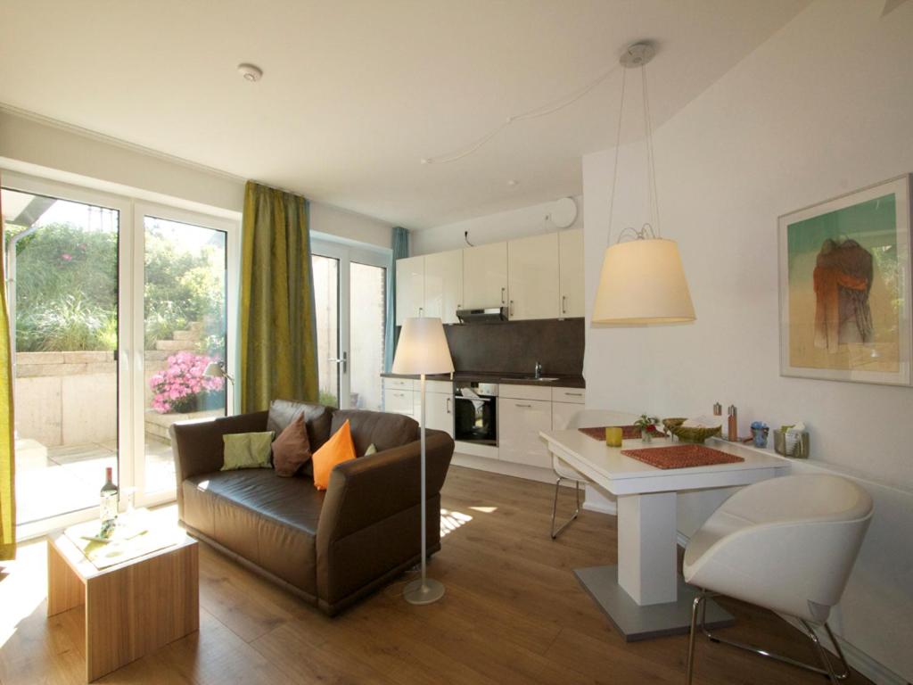 諾德奈的住宿－de Luxe Suite Sonnenaue，客厅配有沙发和桌子
