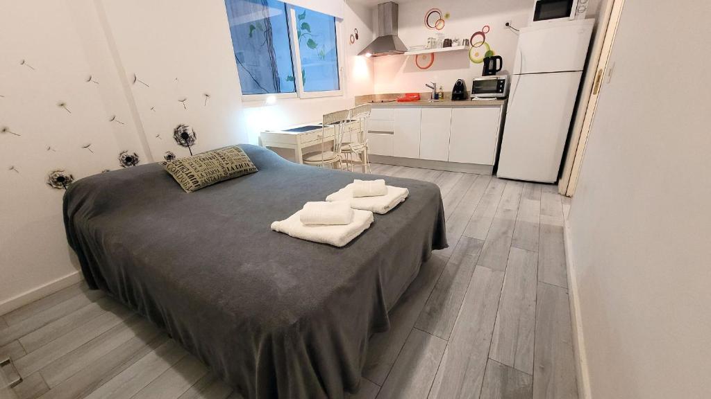 um quarto com uma cama com duas toalhas em Cozy studio - Palermo Chico em Buenos Aires