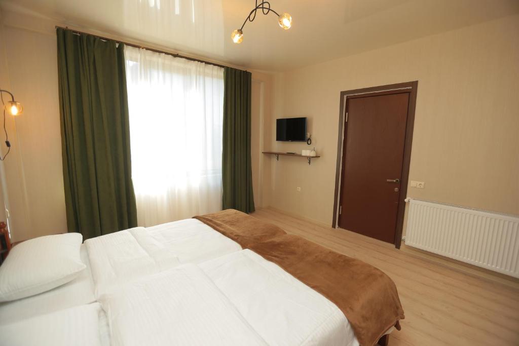 Postel nebo postele na pokoji v ubytování CHOGO Hotel Kutaisi