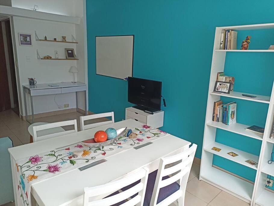 Habitación con mesa blanca y pared azul en Hermoso departamento 2 ambientes en Microcentro en Buenos Aires