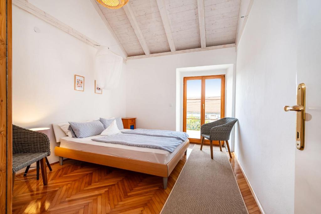 Postel nebo postele na pokoji v ubytování Ferienhaus Kuca Marija - Traditionelles Steinhaus bei Zadar
