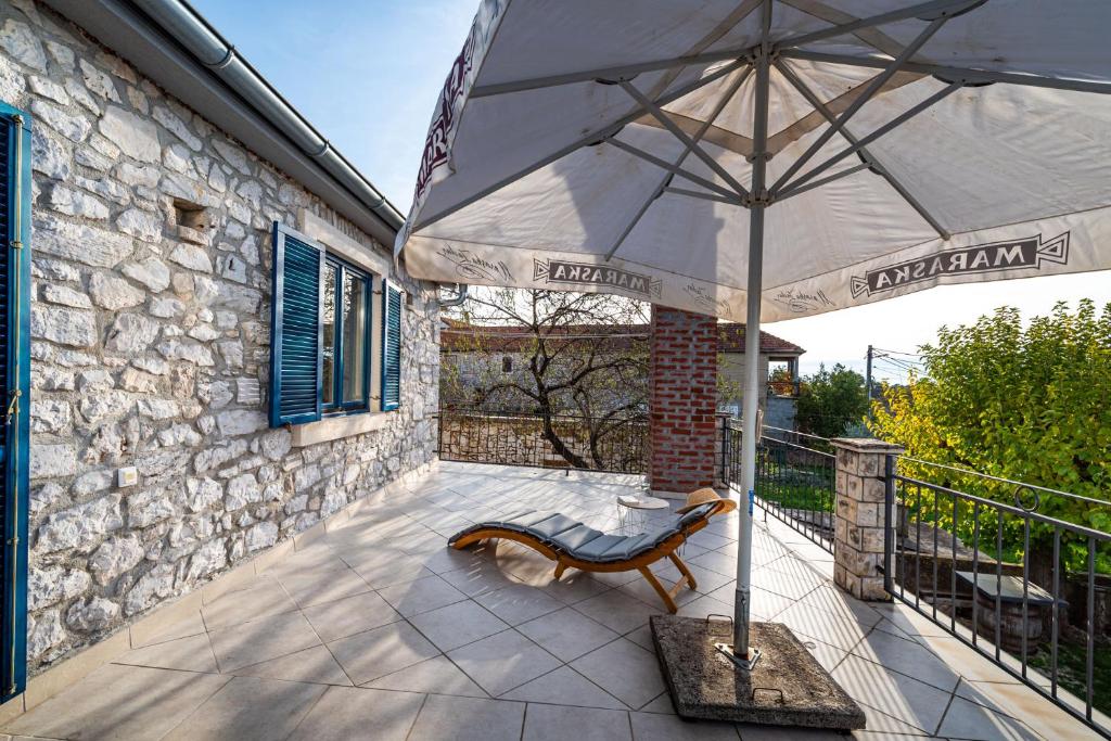 Balkón nebo terasa v ubytování Ferienhaus Kuca Marija - Traditionelles Steinhaus bei Zadar