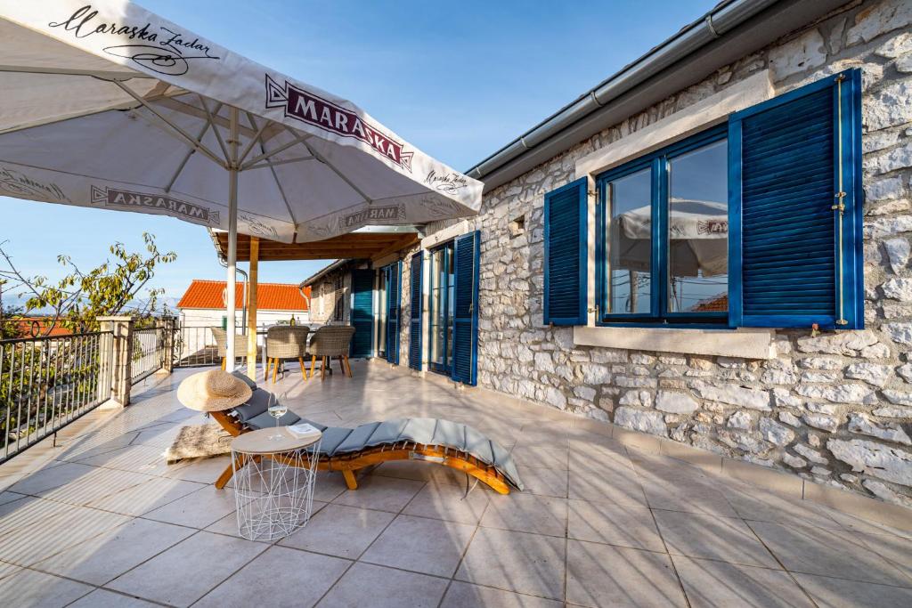 Balkón nebo terasa v ubytování Ferienhaus Kuca Marija - Traditionelles Steinhaus bei Zadar