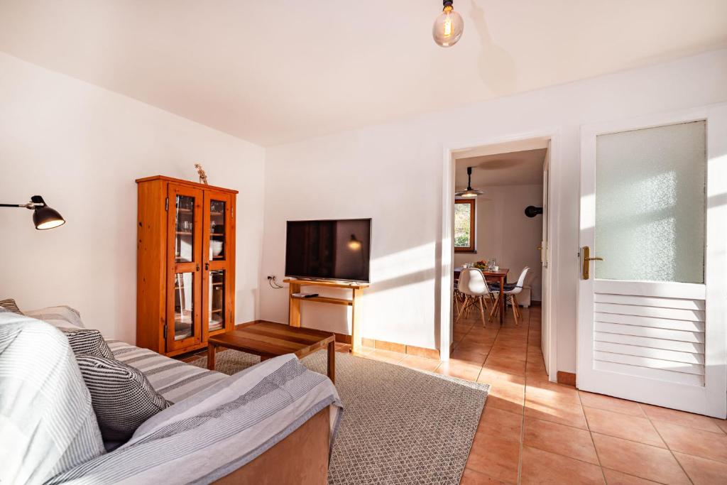 TV a/nebo společenská místnost v ubytování Ferienhaus Kuca Marija - Traditionelles Steinhaus bei Zadar