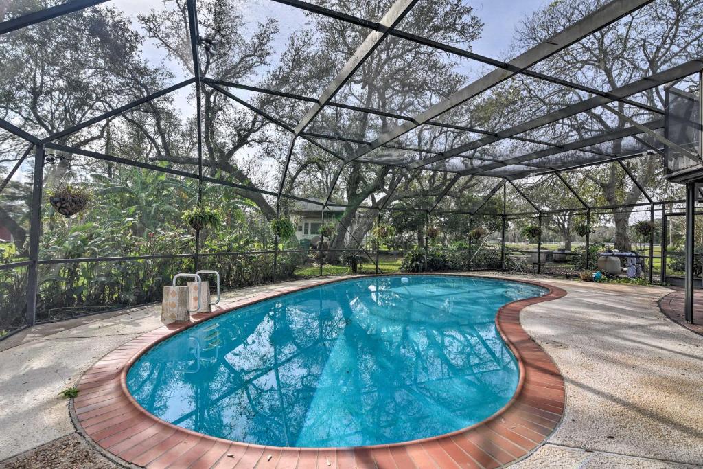 una piscina con pérgola encima en Spacious Freeport Home with Private Pool and Lake View, en Freeport