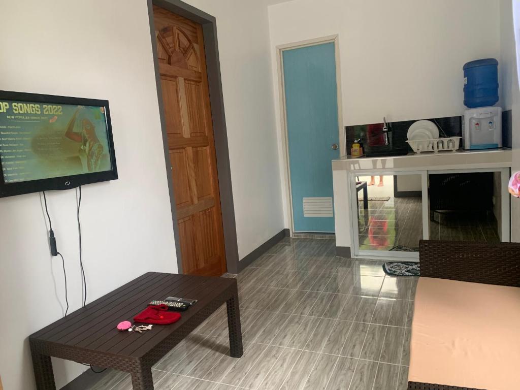 TV a/nebo společenská místnost v ubytování Romblon Transient House