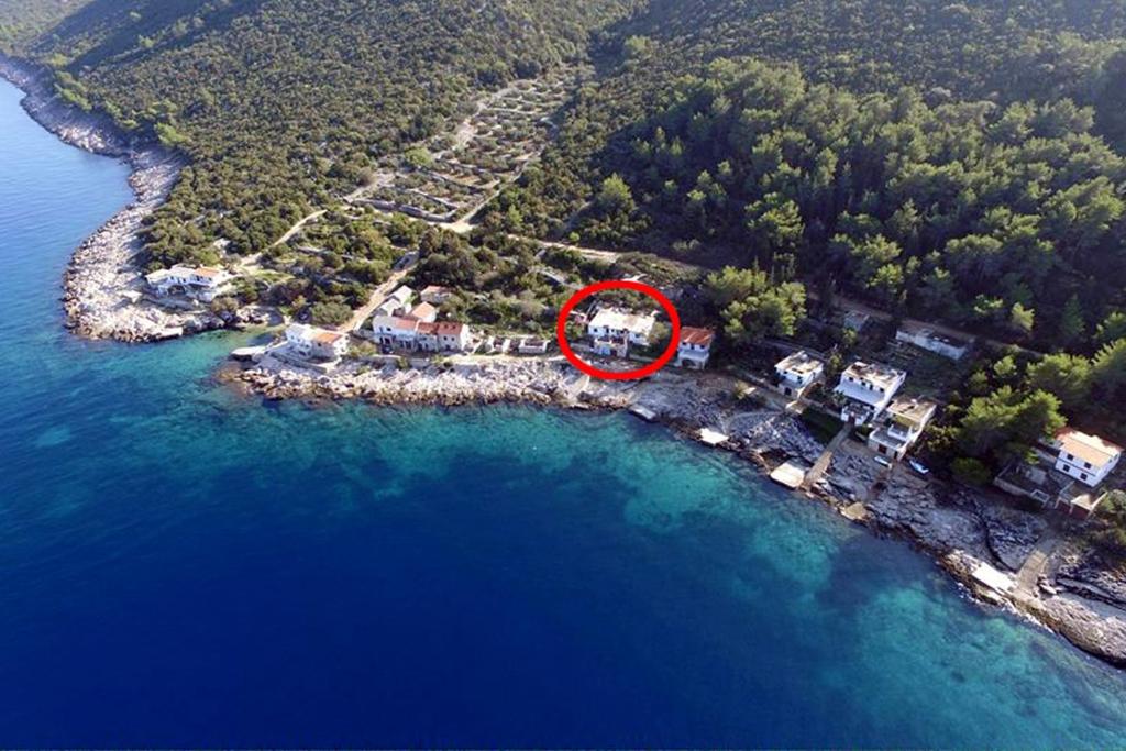 Gdinj的住宿－Seaside secluded apartments Cove Virak, Hvar - 6969，水中有一个房子的岛屿