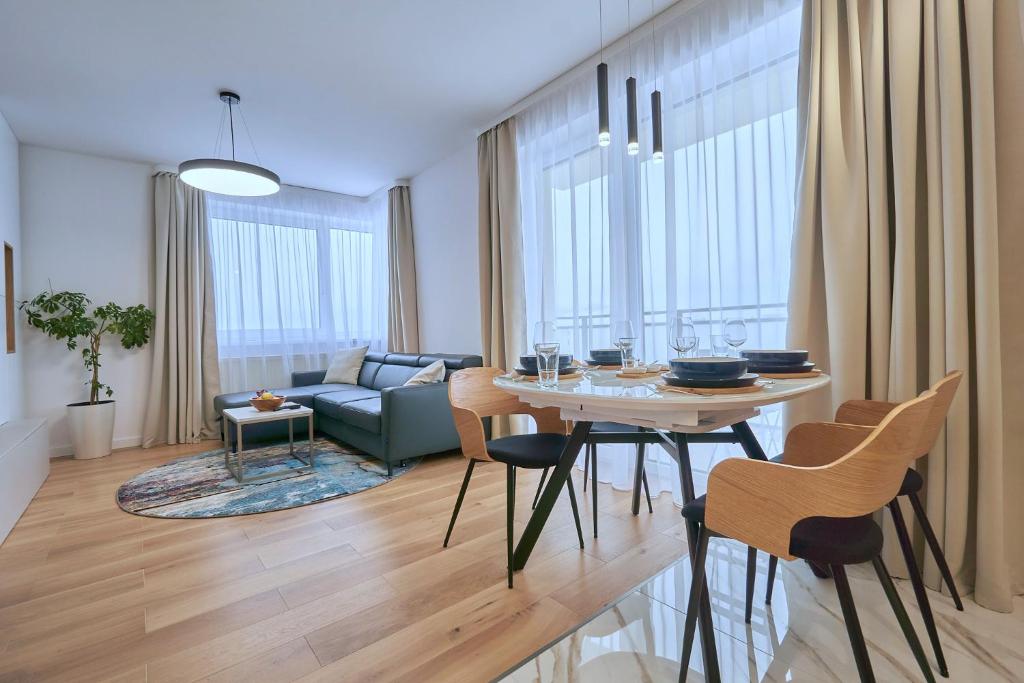 波普拉德的住宿－The Gatsby Apartment，客厅配有桌椅和沙发