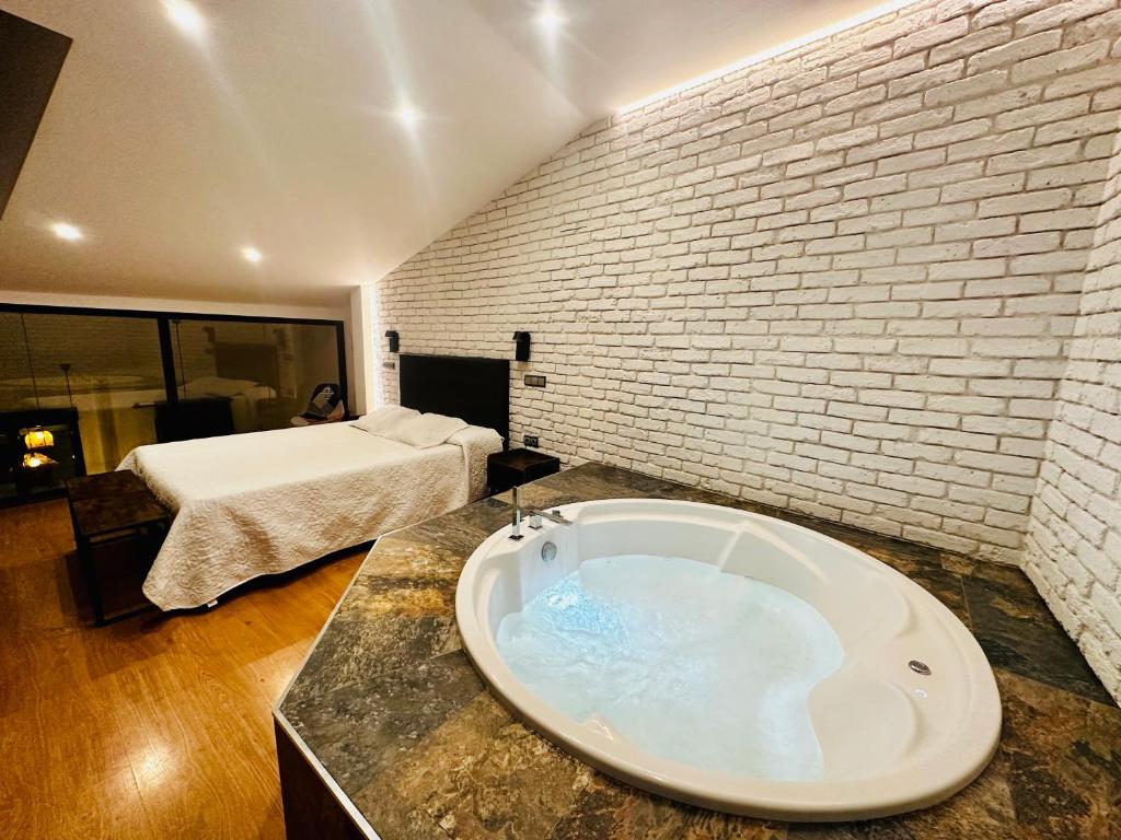 Suite Sorpresa VuT La Taberna - Jacuzzi privado en la habitación en Arenas de San Pedro