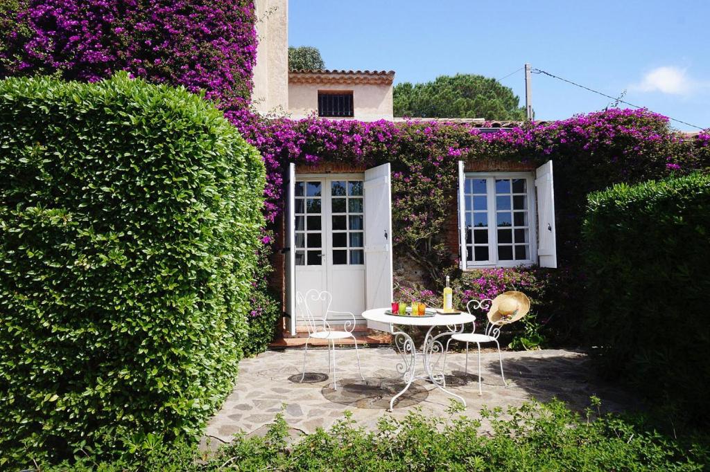 Vonkajšia záhrada v ubytovaní Cottage with terrace in Roquebrune-sur-Argens