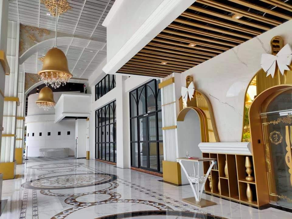 un vestíbulo de un hotel con un aro de baloncesto en Arte Mont Kiara by Autumn Suites Premium Stay en Kuala Lumpur