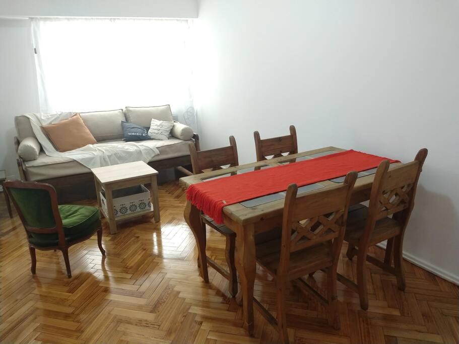 sala de estar con mesa y sofá en Departamento en Recoleta en Buenos Aires