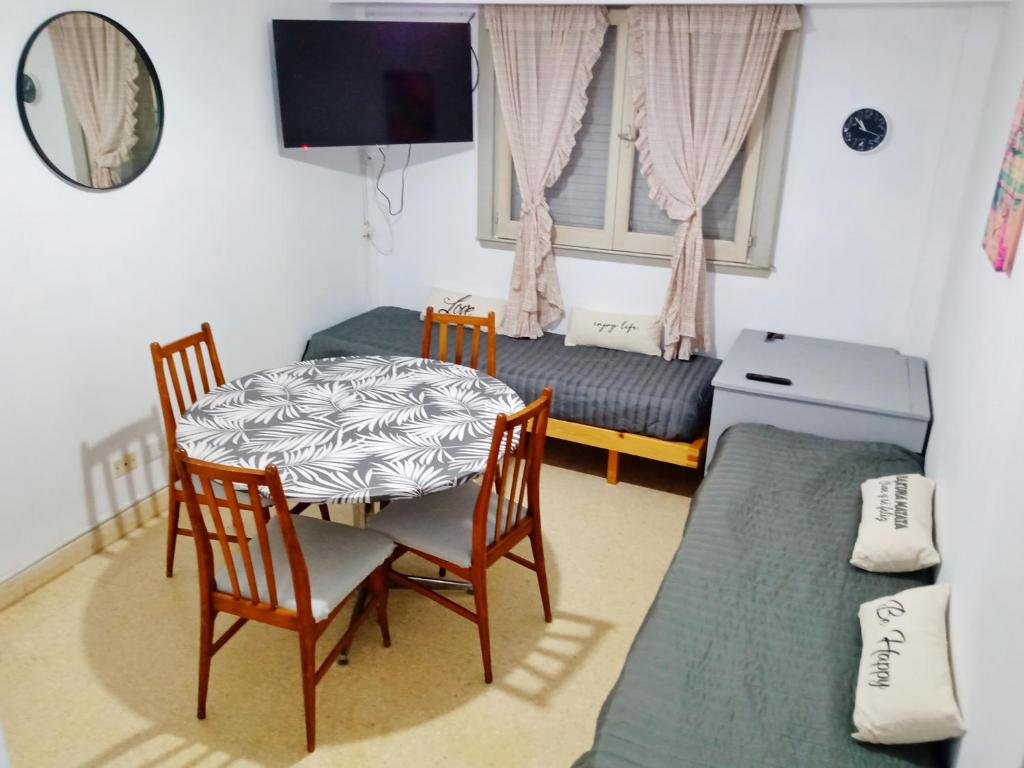 une chambre avec une table, des chaises et une fenêtre dans l'établissement Monte Friendly, à Monte Hermoso
