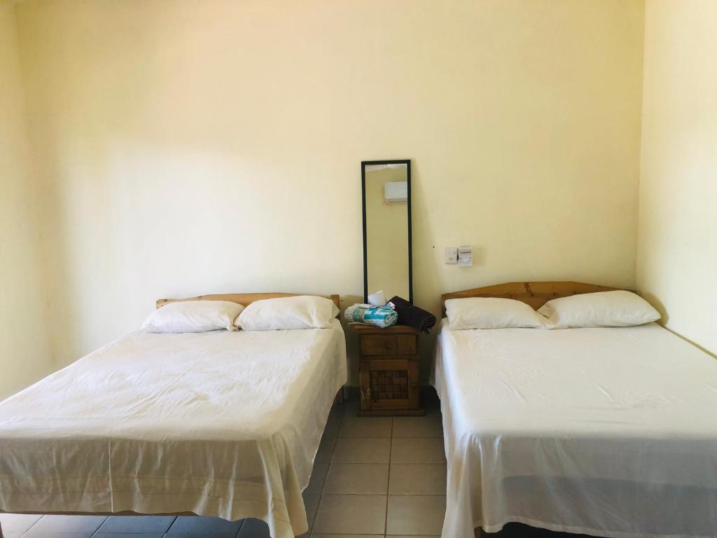 two beds sitting next to each other in a room at Habitaciones Chalo in Garita