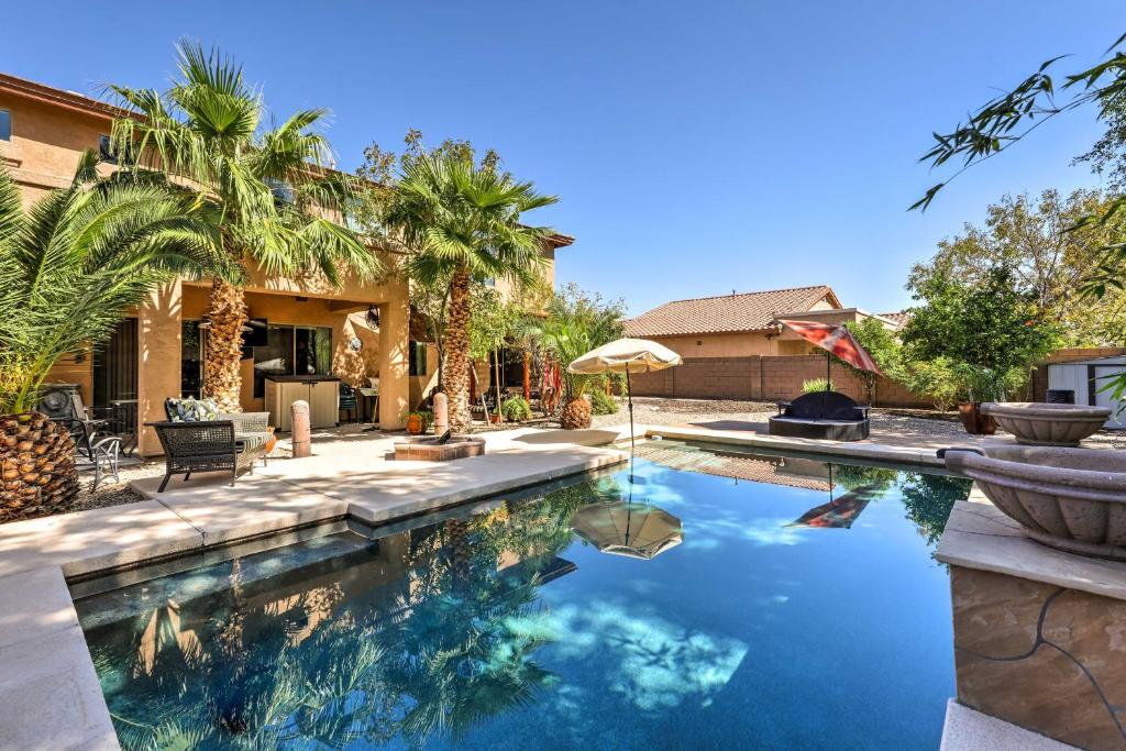 uma piscina em frente a uma casa em Family Oasis with Pool, 2 Mi to Downtown Chandler! em Chandler