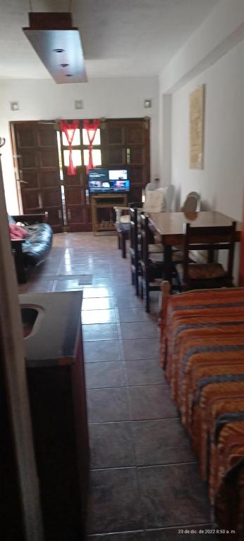 sala de estar con mesa y sillas y comedor en Apartamento económico en Villa Gesell