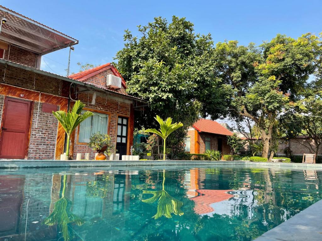 - une piscine en face d'une maison dans l'établissement Anh Huong Tam Coc Homestay, à Ninh Binh