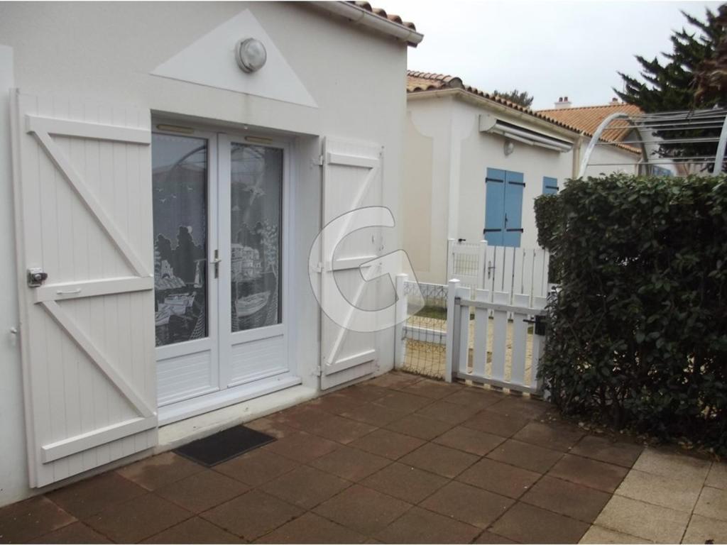 ラ・トランシュ・シュル・メールにあるAppartement La Tranche-sur-Mer, 2 pièces, 4 personnes - FR-1-357-60の白い家の白い扉