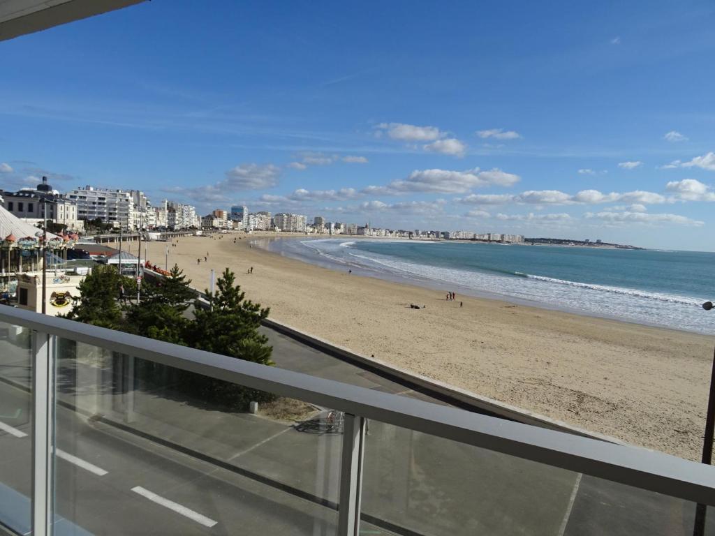 une vue sur la plage depuis le balcon d'un condo dans l'établissement Appartement T2 face plage avec balcon, cuisine équipée et TV - FR-1-92-908, à Les Sables-dʼOlonne