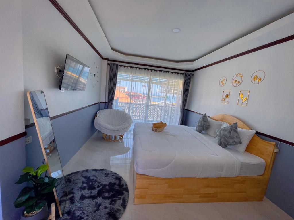 een kleine slaapkamer met een bed en een raam bij Baan Tipsukon in Ko Larn