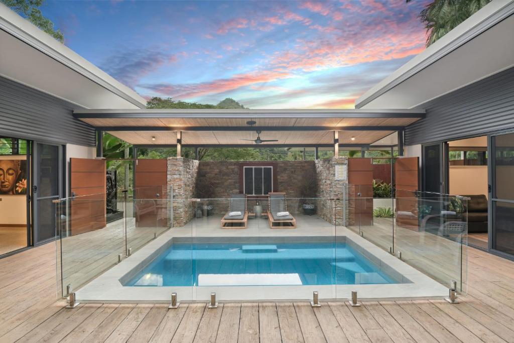 uma piscina no meio de uma casa em Villa Thirty One - Balinese inspired Escape em Cairns