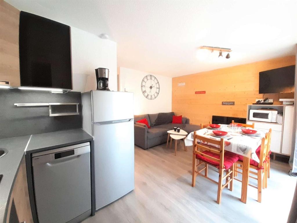 Kuchyň nebo kuchyňský kout v ubytování T3 6 pers à St-Lary-Soulan avec balcon, wifi et parking - FR-1-457-318