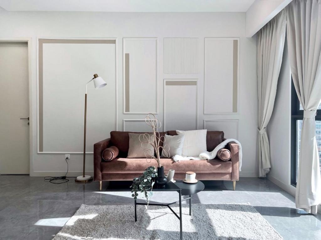 The Ooak Suites and Residence@ Kiara 163 في كوالالمبور: غرفة معيشة مع أريكة وطاولة
