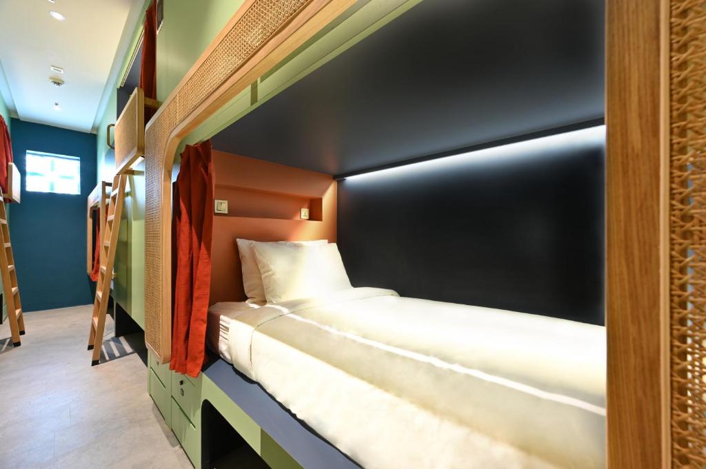 Dream Chaser Boutique Capsule Hotel photo