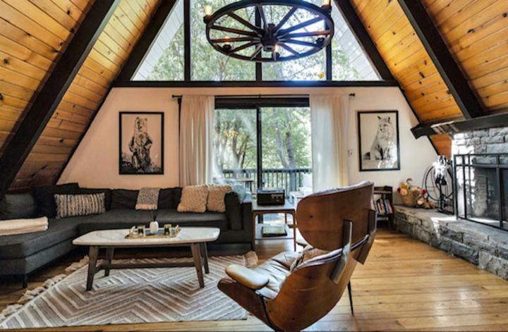 Twin Peaks的住宿－Our Place: A-Frame，客厅配有沙发和桌子